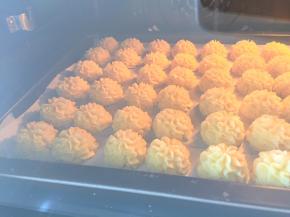 送入预热好的烤箱中层，上火170度，下火155度，烤20分钟左右