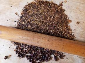 用擀面杖压碎，尽量压细一点，最好不要用研磨机打，打出来的香味不如擀的浓。
