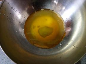 玉米油和蛋液，糖，盐混合，蛋抽充分搅拌使其乳化
