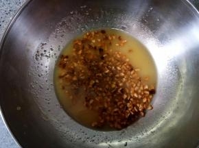 放入熟花生碎
