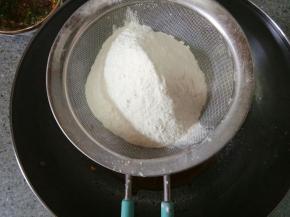 把面粉和泡打粉混合过筛加入液体中