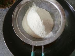 把面粉和泡打粉混合过筛加入液体中