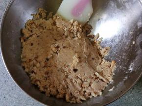 用刮刀按压拌匀