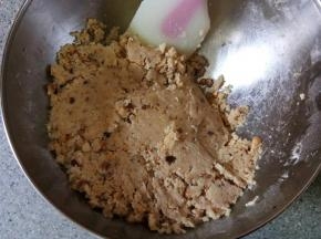 用刮刀按压拌匀