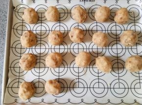 戴上无粉手套捏成团，分成20-22克一个的小剂子，每个剂子用手使劲攥几下，要不然容易散，大概可以做17个。烤箱180℃预热。