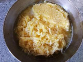 凤梨把外面软的切下来切成细条，可以保留纤维感，硬芯用料理机打碎。