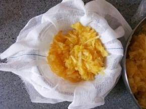 用纱布把一半的果汁挤出来