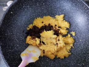 凤梨肉放入不粘锅小火炒到稍微干时，加入糖，麦芽糖和油继续翻炒，直到炒到可以抱团放入冷藏备用
