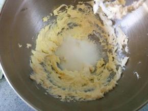 黄油软化以后用电动打蛋器打到顺滑加入糖粉成羽毛状
