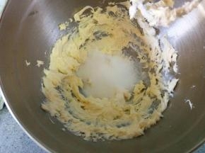 黄油软化以后用电动打蛋器打到顺滑加入糖粉成羽毛状
