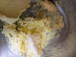 分多次加入蛋液搅打融合。