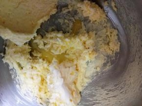 分多次加入蛋液搅打融合。