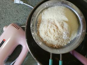 低粉，奶粉，杏仁粉和盐过筛加入黄油中
用刮刀按压翻拌融合放2冰箱冷藏
