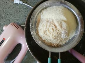 低粉，奶粉，杏仁粉和盐过筛加入黄油中
用刮刀按压翻拌融合放2冰箱冷藏
