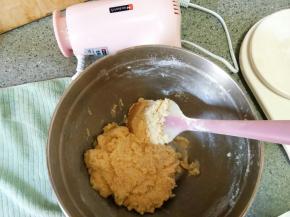 趁空档把馅料分成15克一个滚圆
拿出面团分成14克一个滚圆，同时预热烤箱150℃。
拿一个面剂子在掌心中按压成片，放一个馅料，用虎口慢慢往往推至收口 
生胚放入模具中压平
都做好以后连同模具一起放入烤箱150℃烤30分钟
馅料里的糖我用的红糖，因为我比较喜欢红糖的味道，大家可以根据自己喜好，换成白糖，冰糖，木糖醇都是可以的。
