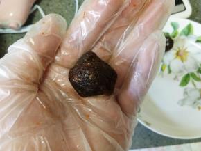 趁空档把馅料分成15克一个滚圆