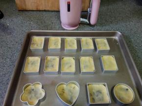 生胚放入模具中压平
都做好以后连同模具一起放入烤箱150℃烤30分钟
