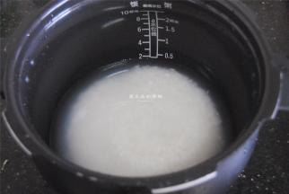 大米淘洗干净，放入大米水面大约1CM高度的清水，放入电饭锅内煮。