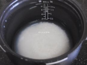 大米淘洗干净，放入大米水面大约1CM高度的清水，放入电饭锅内煮。