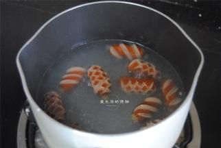 脆皮肠洗净用刀切格子刀花放入沸水里煮2分钟捞起。