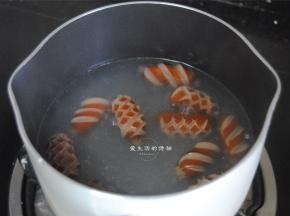 脆皮肠洗净用刀切格子刀花放入沸水里煮2分钟捞起。