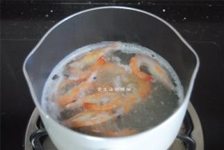 鲜虾去掉须脚和虾肠，放入沸水里焯水2分钟左右捞出。