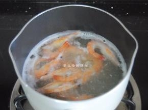 鲜虾去掉须脚和虾肠，放入沸水里焯水2分钟左右捞出。