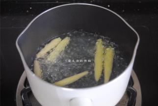将玉米笋也放入锅里焯水1分钟捞出。