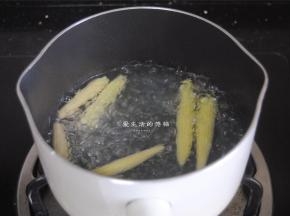 将玉米笋也放入锅里焯水1分钟捞出。