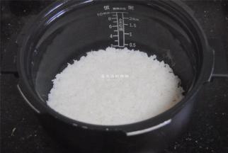 煮好的米饭，放置温热加入寿司醋和盐拌匀。