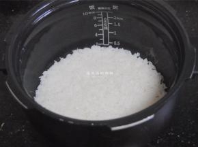 煮好的米饭，放置温热加入寿司醋和盐拌匀。