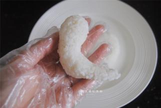 再取15克的米饭做成蜗牛的身子。