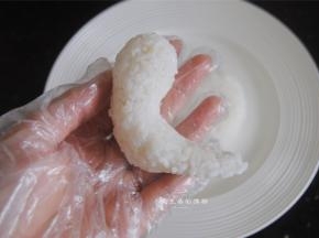 再取15克的米饭做成蜗牛的身子。