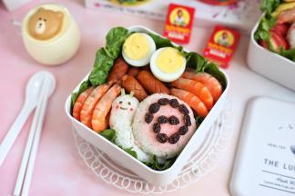 全部食材放入饭盒里，来，咱们带着和孩子出门郊游咯~