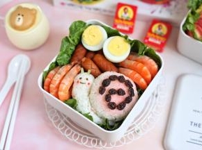 全部食材放入饭盒里，来，咱们带着和孩子出门郊游咯~