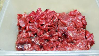 牛肉切片用盐、糖、生粉、油腌30分钟