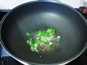 锅里热油放入线椒圈煸香