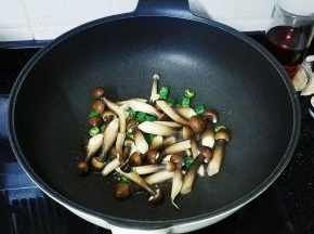 倒入焯水了的黑头鸡枞菌