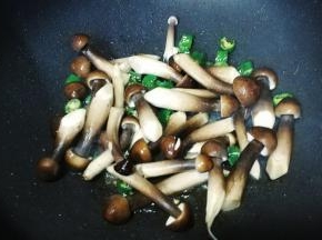 放入少许盐糖炒至7-8成熟