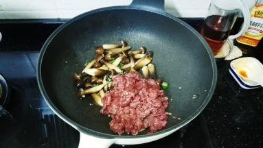 倒入牛肉片