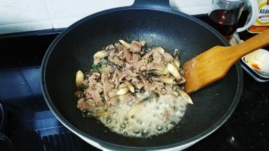 倒入少许料酒