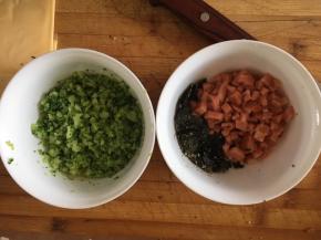 西兰花洗净切小块，放热水中焯水一遍，捞出沥干，切碎末，火腿切碎，海苔切碎。