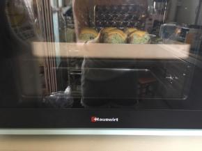 把小圆子放在预热好的烤箱里，上下火180度烤6-10分钟，至芝士融化即可。