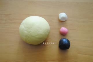 将面粉和牛奶，酵母揉成团，分40克出来，其中10克白色面团，剩余的揉成加入竹炭粉和草莓揉成面团，大面团加入南瓜粉揉成黄色的面团。