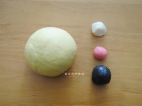 将面粉和牛奶，酵母揉成团，分40克出来，其中10克白色面团，剩余的揉成加入竹炭粉和草莓揉成面团，大面团加入南瓜粉揉成黄色的面团。