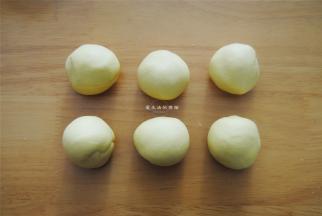 将揉好的黄色面团分成6等分，平均是50克左右。