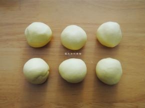将揉好的黄色面团分成6等分，平均是50克左右。