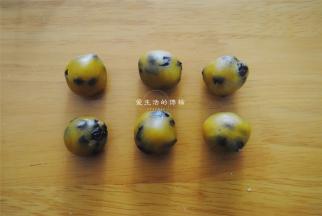 甜馅加入葡萄干揉匀后分成6等分，大约是15克左右。