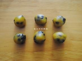 甜馅加入葡萄干揉匀后分成6等分，大约是15克左右。