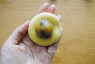 取一个南瓜面团，其中分4克出来，这是做比卡丘的耳朵的，大南瓜包入甜馅。